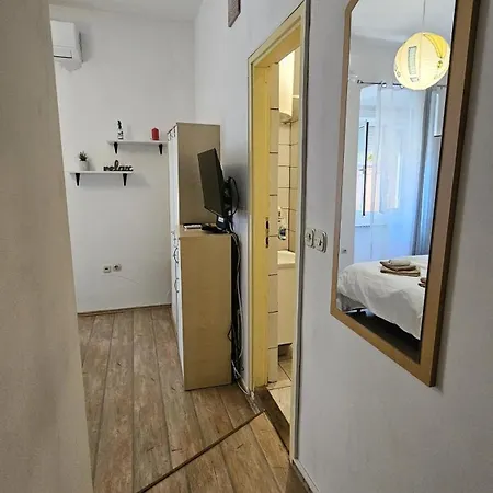 Kiki For 2, Near Old Town & Beach, Free Wifi Zadar